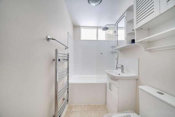 Hanger View Way, West Acton, W3 - Photo 1