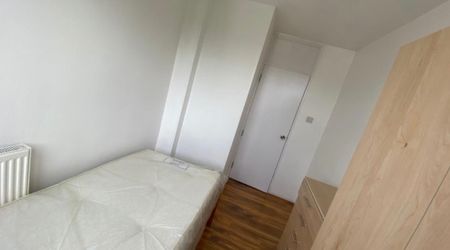 Room in a Shared Flat, Hersham Close, SW15 - Photo 3