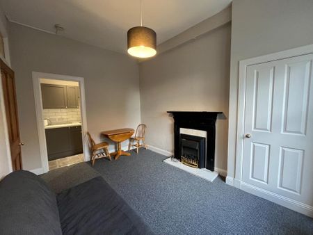 2 bedroom flat to rent - Photo 2