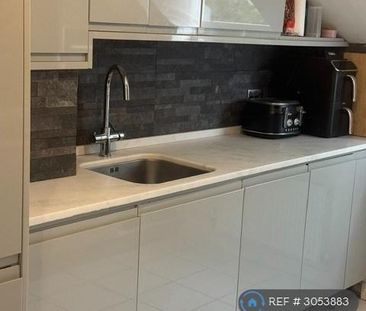 3 bedroom flat to rent - Photo 6