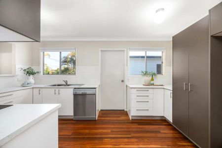 3 Bedroom house Redcliffe Contact Julie Sykes 0438 050 110 6 month lease offered - Photo 3