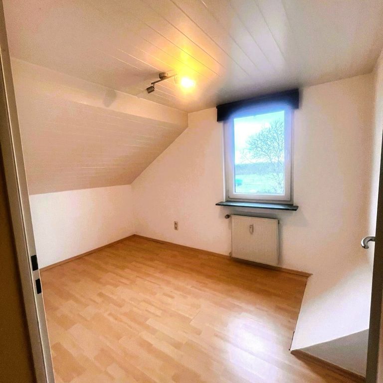 Ideal für 1-2 Personen! Ausgefallene 3-Zimmer-Dachgeschoßwohnung mit Balkon in ländlicher Umgebung - Foto 1