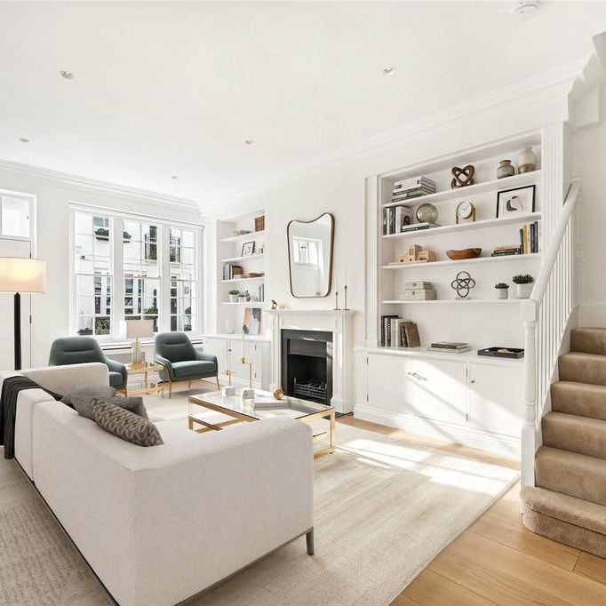 3 bedroom mews to rent - Photo 1