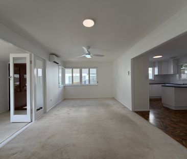 Spacious 4-Bedroom Family Home in a Peaceful Coorparoo Location – W... - Photo 1