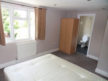 3 bedroom flat to rent - Photo 2