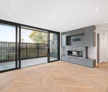 Elegant Parkside Living in the Heart of Caulfield North - Photo 4