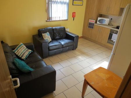 Great Apartment, 2A Carmel Street, Queens University Quarter, Belfast, BT7 1QE - Photo 2