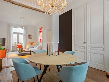 Instapklare en zeer centraal gelegen( deels gemeubelde) ruime herenwoning op 1498m2 met 5 SLK, garage & parktuin - Foto 2