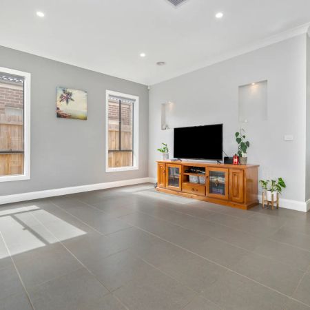 BEAUTIFUL DESIGNED FAMILY HOME - Photo 2