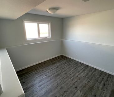 3 Bedroom Upper Unit In Aspen Ridge - Photo 5