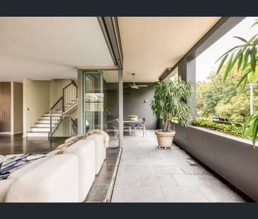 Wide modern residence on cusp of harbour/parkland - Photo 4