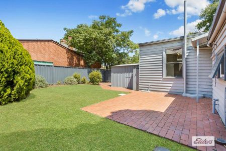 Central & Charming Two Bedroom House - Photo 3