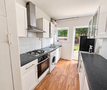 4 bedroom semi-detached house to rent - Photo 2
