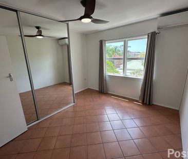 Spacious Top-Floor Unit With Aircon in Prime New Farm Location – Wa... - Photo 2