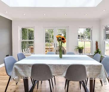 A substantial family home enjoying outstanding panoramic views acro... - Photo 4