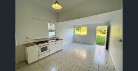 Centrally Located One Bedroom Flat! - Photo 5