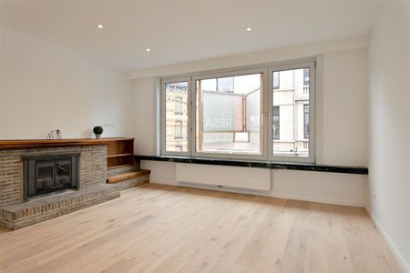 RUIM - KARAKTERVOL TRIPLEX appartement met 4 SLPK | vlakbij Berchem station. - Foto 3