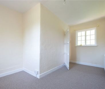 A charming three bedroom end of terrace thatched cottage with garde... - Photo 4