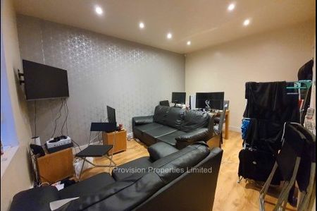 5 Bedroom Student Properties in Leeds - Photo 4