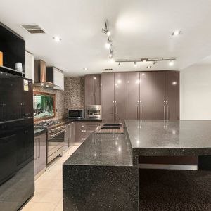 Stylish and Spacious Home with Solar and Brand New Flooring in Heart of Aberfeldie - Photo 2