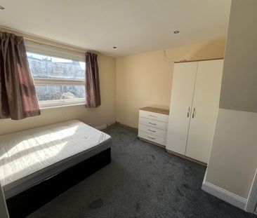 Room in a Shared House, Oakhill Road, SW15 - Photo 4