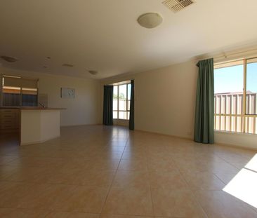WELL-PRESENTED COURTYARD HOME - COMFORT, CONVENIENCE & AFFORDABILITY - Photo 1