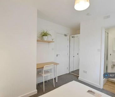 1 bedroom in a house share to rent - Photo 3