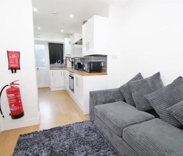 1 bedroom in a house share to rent - Photo 2