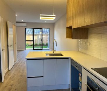 Stylish 3BR Townhouse in Te Atatu South! - Photo 6