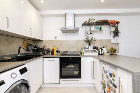 An outstanding duplex flat with roof terrace in a superb central Barnsbury location. - Photo 2