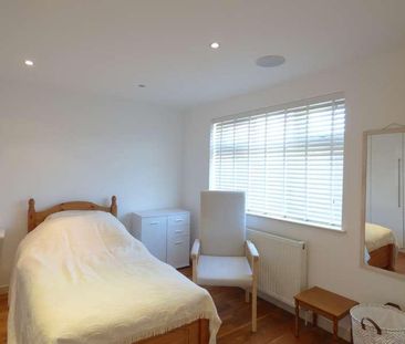 Abbots Close, Brentwood, CM15 - Photo 4