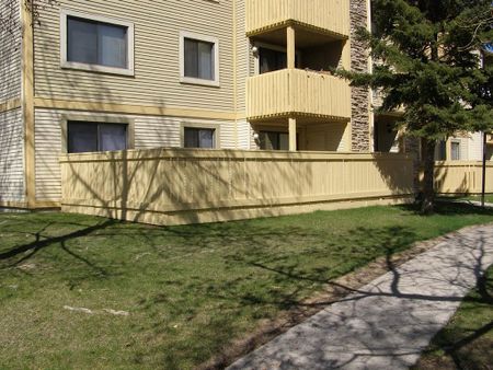 67 Castleridge Drive NE, Calgary - Photo 3