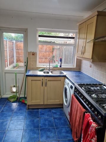 2 Bed Terraced House, Aldborough Road South, IG3 - Photo 4