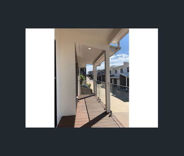 DUAL MODERN OCCUPANY HOME !!! - Photo 1