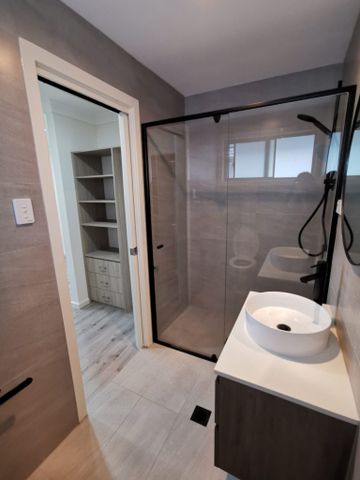 BEAUTIFUL FAMILY HOME - Photo 5