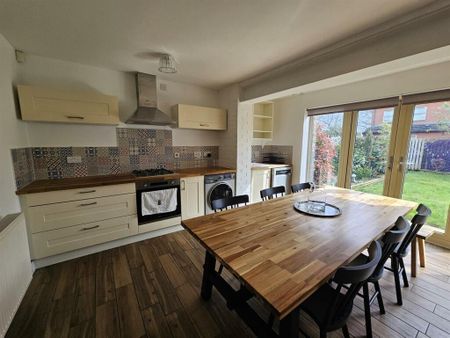 4 bedroom semi-detached house to rent - Photo 4