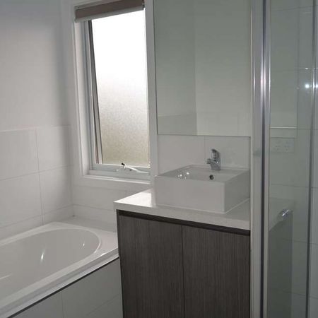 Quality townhouse close to St Albans station. - Photo 4