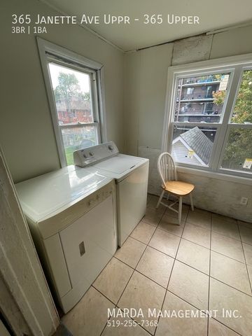 SPACIOUS 3BED/1BATH UPPER UNIT IN CENTRAL WEST WINDSOR! + HYDRO! - Photo 5