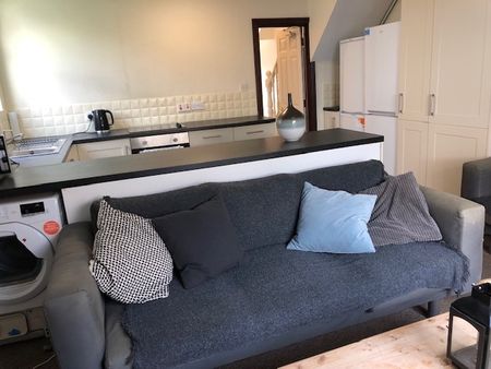 6 Bed Semi-Detached House, Wilton Avenue, SO15 - Photo 2