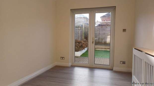 2 bedroom property to rent in Carshalton - Photo 1