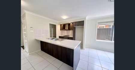 Cozy Home of 4 beds Plus Study and Double Garage! - Photo 3