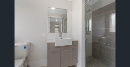 Hidden gem with two living areas, air con & solar! - Photo 2