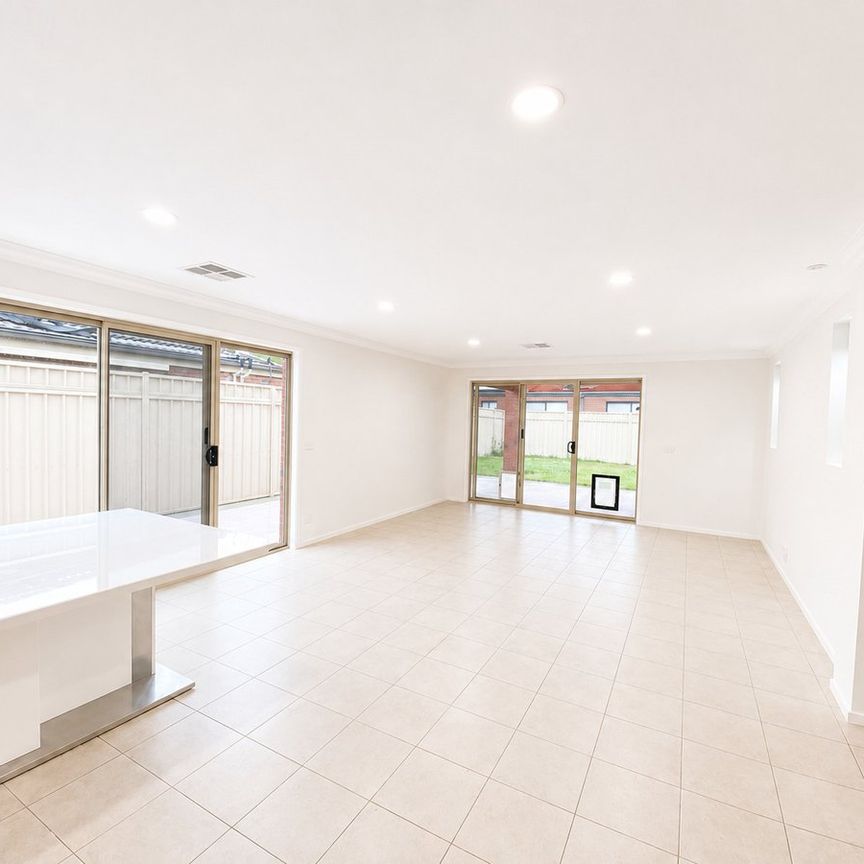 4 BEDROOM HOME IN KIALLA - Photo 1