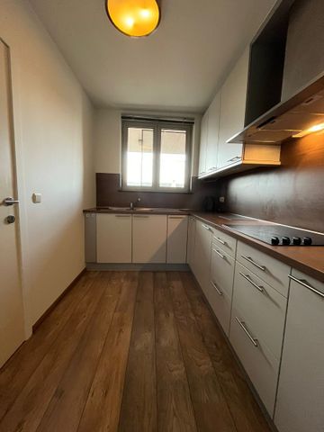 Ruim appartement met drie slaapkamers, terras en garagebox - Photo 2