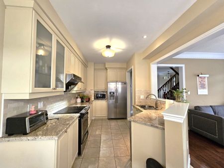 For Lease - 59 Chao Crescent, Richmond Hill, Ontario - Photo 2