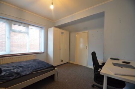 4 bedroom Semi-detached house to rent - Photo 5