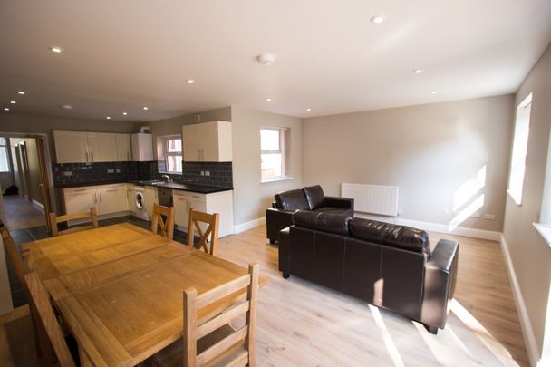 8 Bed Semi-Detached House, Carlton Road, SO15 - Photo 1