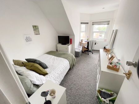 To Rent Holdenhurst Road, Lansdowne, Bournemouth, BH8 £2,500 pcm Tenancy Info - Photo 5