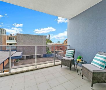 2 Bedroom Apartment Spacious & Sunny&excl; - Photo 2