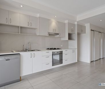 Modern unit - close to everything! - Photo 2